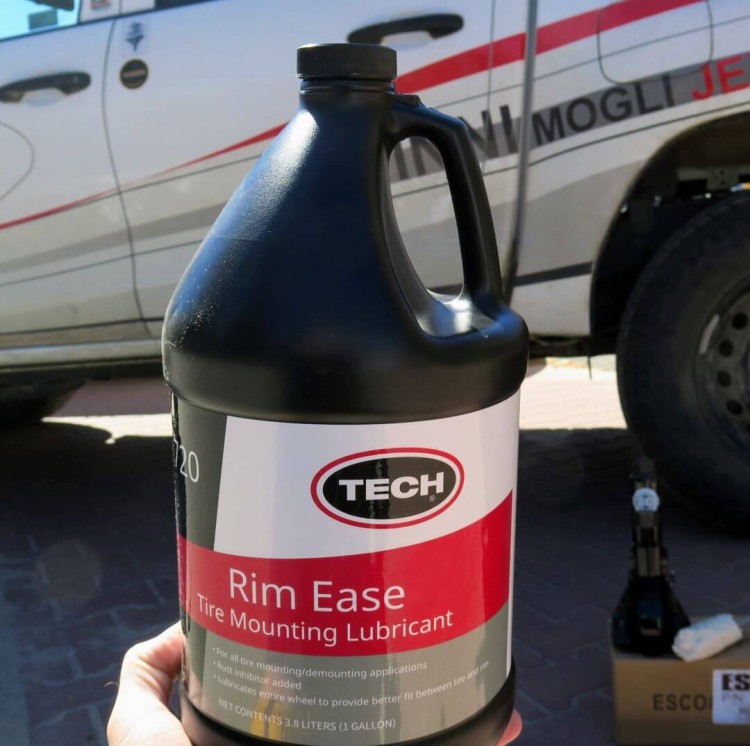 Plyn do montazu opon TECH Rim Ease w butelce 3.8 litra