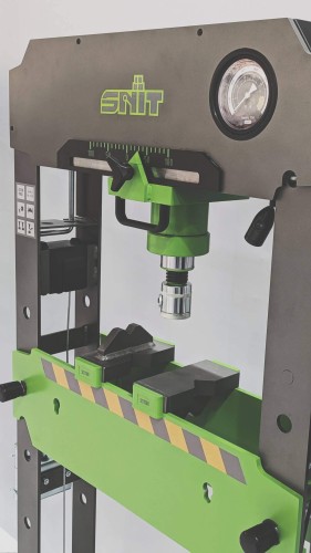 Detale techniczne prasy 30T Snit SEP-30HM: widok na ruchomy tłok, osłonę manometru i solidną ramę. Precyzyjna podziałka milimetrowa ułatwia dokładne ustawienie elementu do prasowania