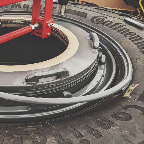 Gumowy pierścień uszczelniający O-ring TECH Earthmover ułożony na wieloczęściowej feldze opony wielkogabarytowej Continental