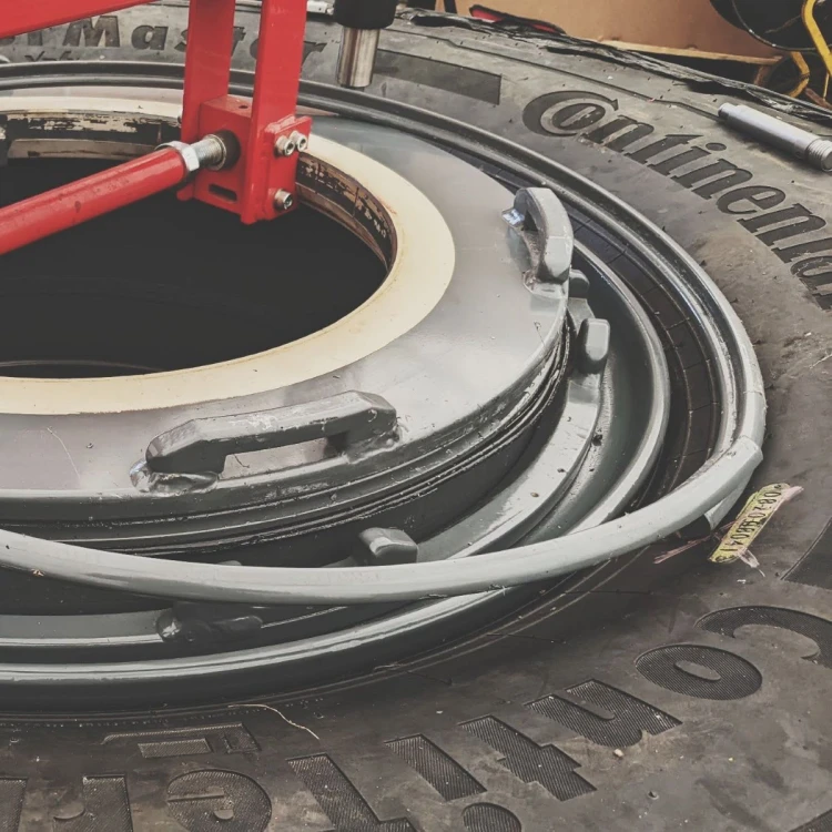 Gumowy pierścień uszczelniający O-ring TECH Earthmover ułożony na wieloczęściowej feldze opony wielkogabarytowej Continental
