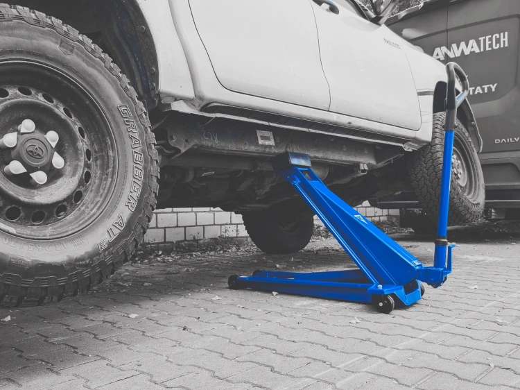 Test podnośnika hydraulicznego AC Hydraulic DK20HLQ na samochodzie Toyota Hilux – ANWA-TECH