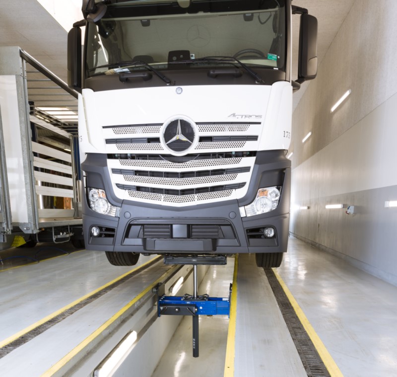 Jak podnieść samochód podnośnikiem kanałowym?