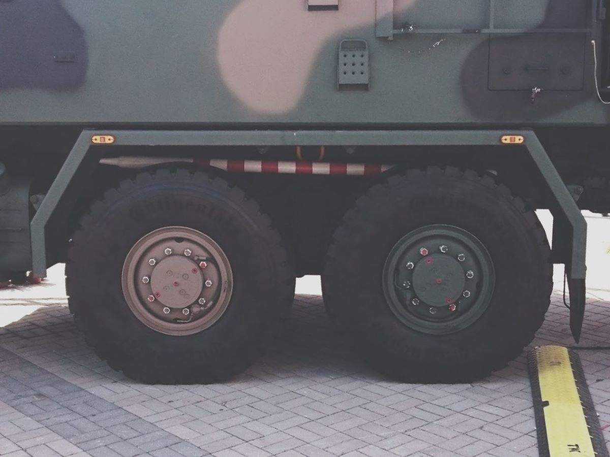 Podnośnik kanałowy 15 ton pozwala na bezpieczne podnoszenie ciężkich osi tandemowych w wozach wojskowych