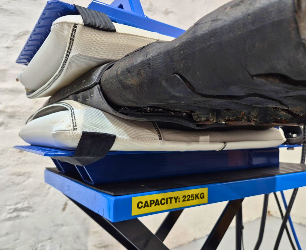 Zbliżenie na elastyczne poduszki grzewcze Monaflex dopasowujące się do kształtu bieżnika gumowej gąsienicy podczas naprawy punktowej na gorąco